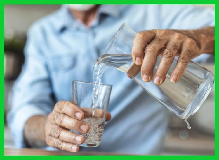 ¿Cómo debe ajustar su hidratación una persona con hipertensión arterial para priorizar el agua y evitar químicos?