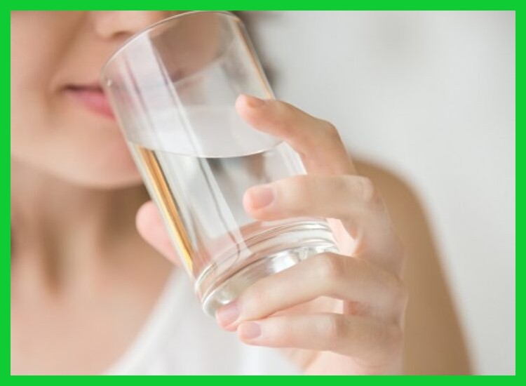 ¿Cómo se puede incrementar el consumo diario de agua de forma natural, sin recurrir a bebidas procesadas?