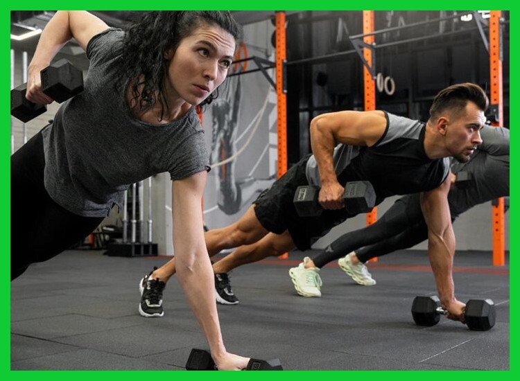 ¿De qué formas se puede desarrollar la fuerza muscular utilizando únicamente el peso corporal y objetos cotidianos, sin necesidad de equipamiento especializado?