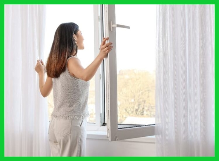 ¿En qué momento del día se maximizan los beneficios de ventilar quince minutos, considerando factores como la calidad del aire exterior y la temperatura?