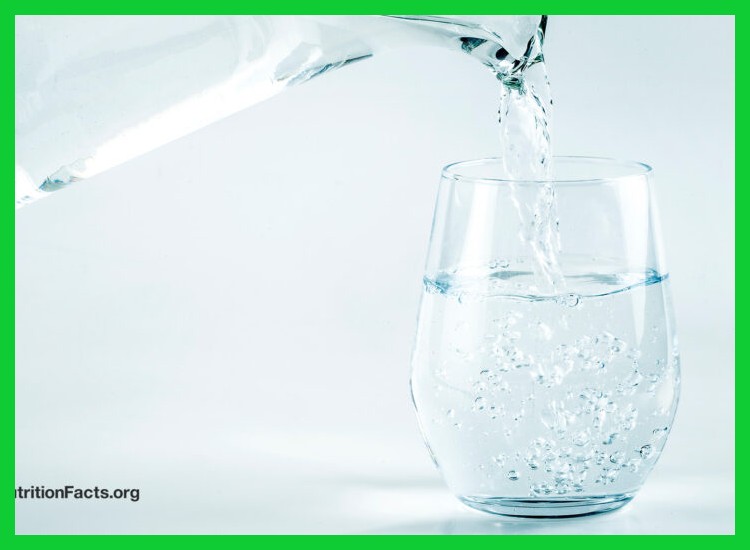 ¿Es mejor el agua embotellada que el agua del grifo filtrada?